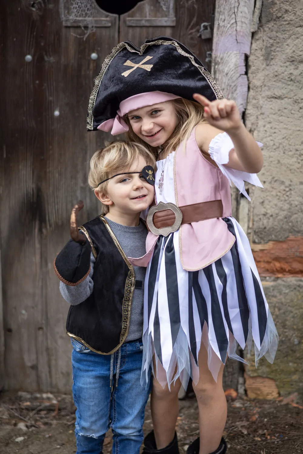 Great Pretenders Kira the Pirate Girl costume pirata rosa