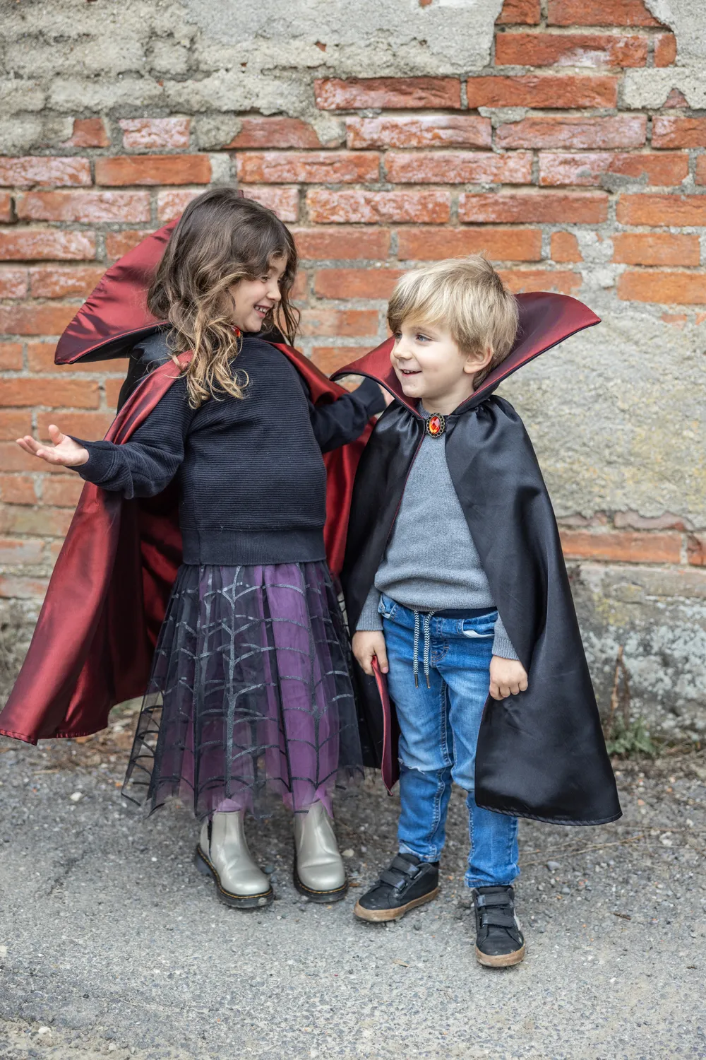 Great Pretenders Vampire Cape mantello vampiro nero-rosso