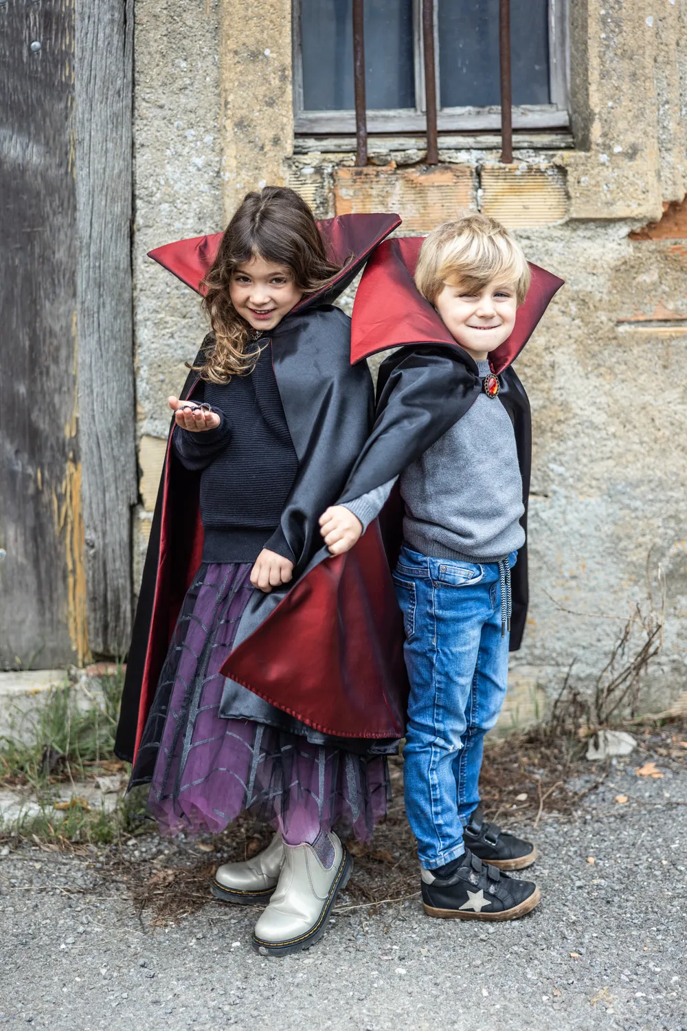 Great Pretenders Vampire Cape mantello vampiro nero-rosso