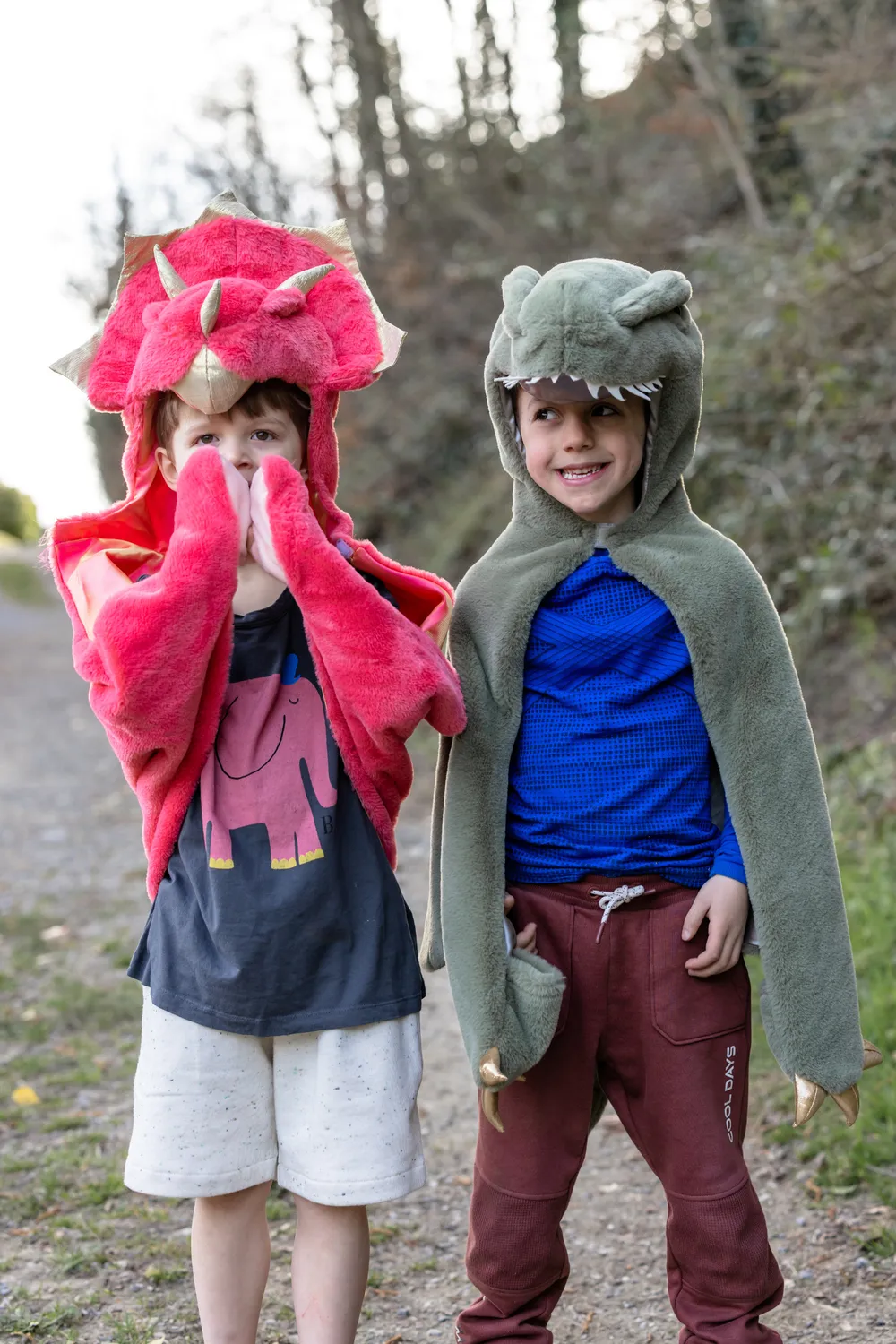 Great Pretenders Red Triceratops Cuddle mantello dinosauro