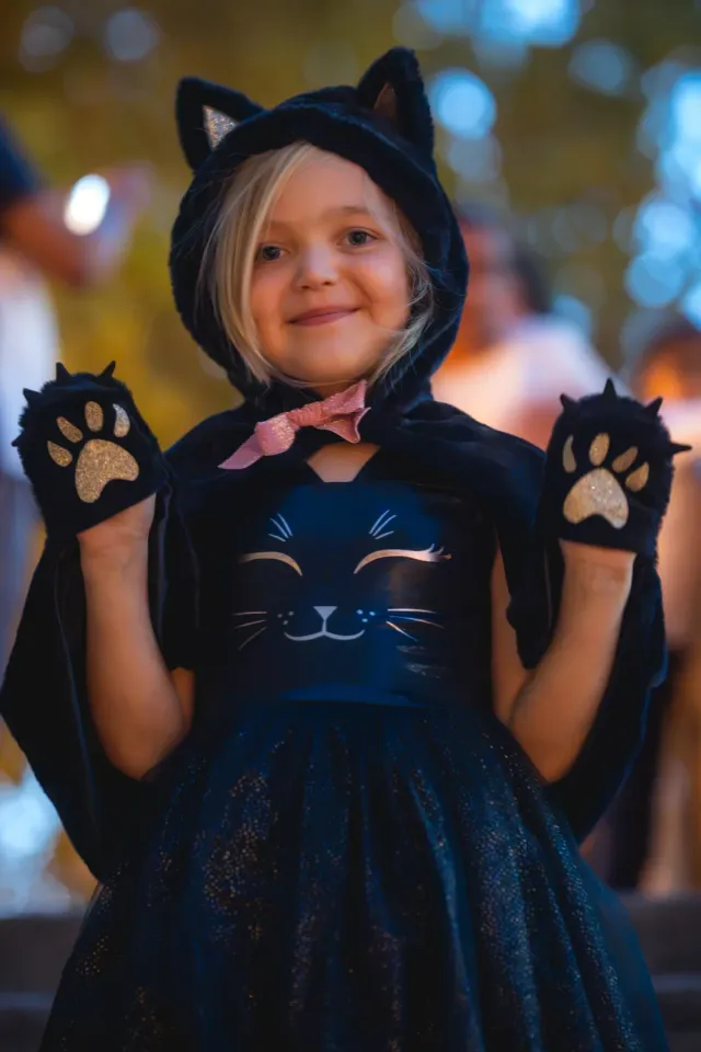 Great Pretenders Black Cat Cuddle mantello gatto nero